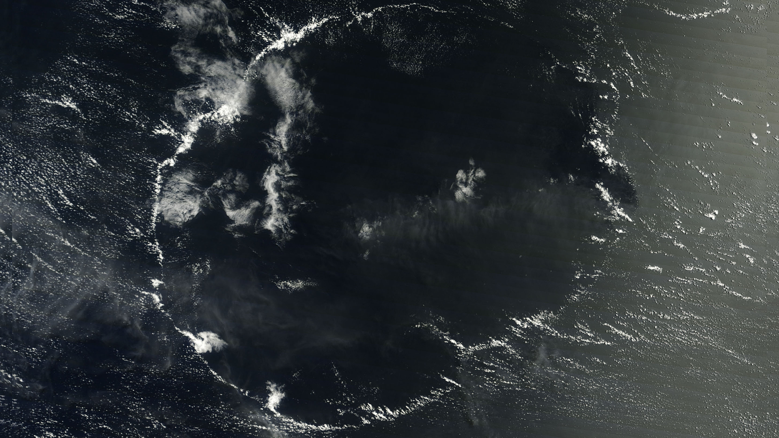 Гигантское почти идеальное облачное кольцо в Тихом океане