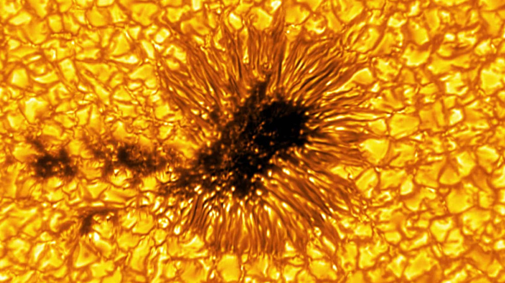 Самый мощный солнечный телескоп в мире показал гигантское пятно размером с континент