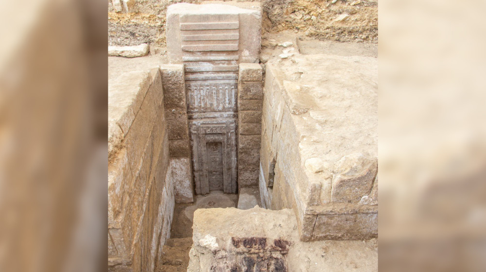 В Саккаре нашли гробницу древнеегипетского принца с гигантской розовой ложной дверью