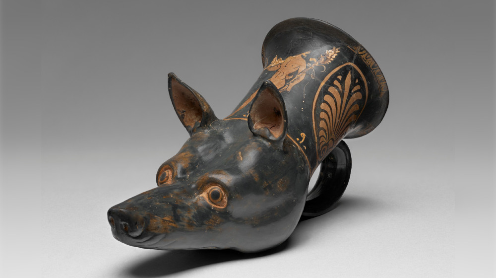 2300-летний спартанский кубок в форме собаки для древних пиров