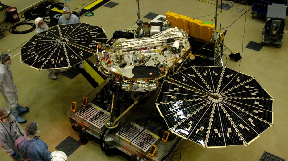 Неизвестные науке экстремальные микробы окружили робота NASA перед полетом на Марс