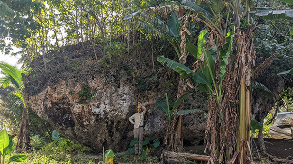 Гигантский валун на скале в Тонга раскрыл тайну древнего цунами