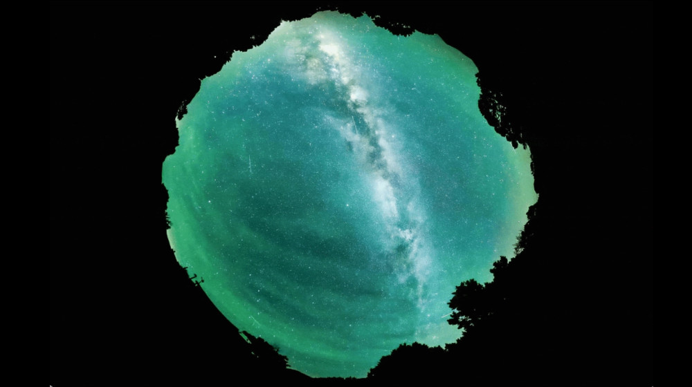 Фотограф запечатлел загадочные волны в ночном небе Колорадо