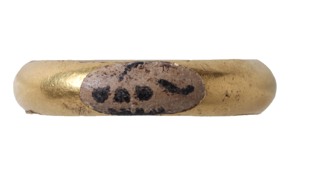 Английский детекторист нашел золотое кольцо с черепом и затанцевал от радости