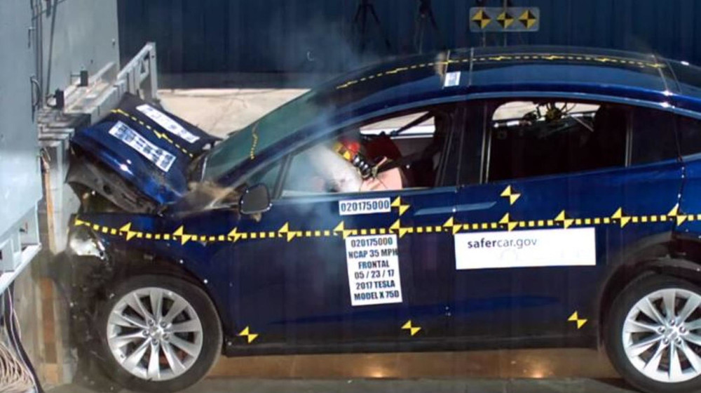 АвтоВАЗ на грани скандала после провала краш-теста Искры