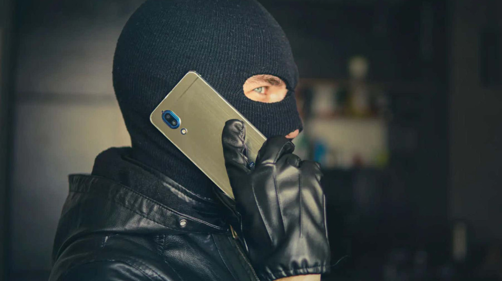 Новая уловка телефонных мошенников взломает ваши доверия