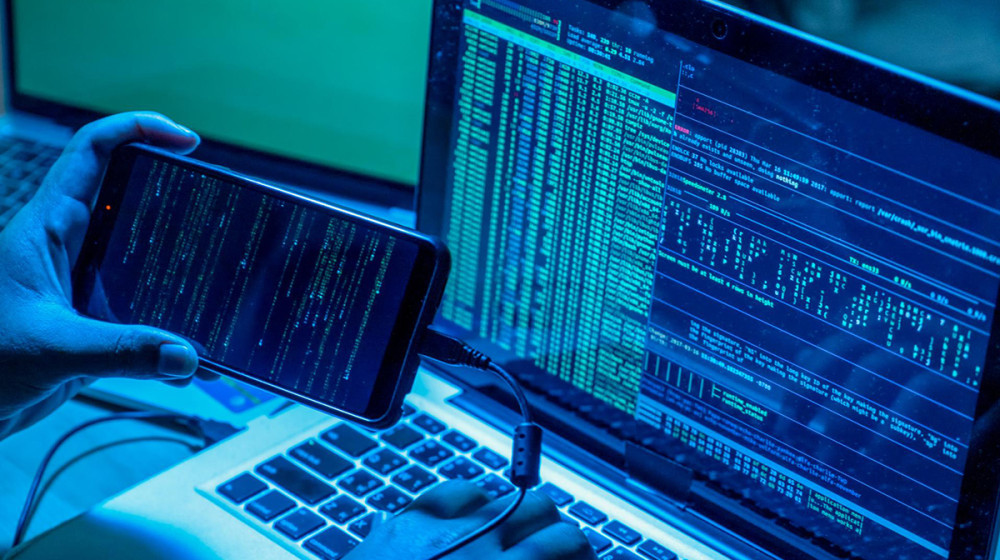 Как мошенники видят ваши секреты через экран