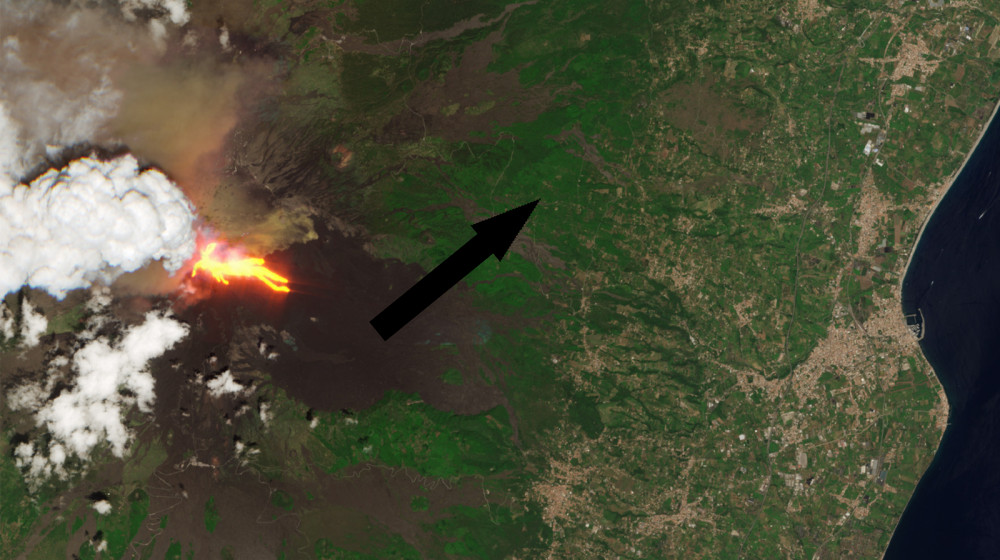  'River of fire' flows from Mount Etna during 'crazy' explosive outburst — Earth from space 