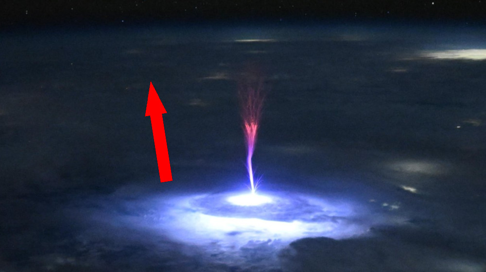  Astronaut snaps giant red 'jellyfish' sprite over North America during upward-shooting lightning event 