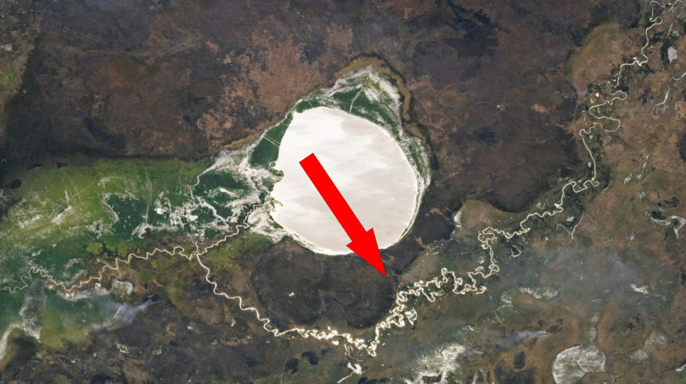 Загадочное превращение африканского кратера в гигантское серебряное зеркало благодаря редкому природному явлению