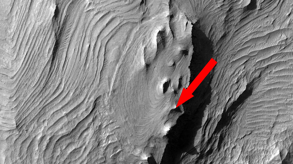 Самый длинный каньон в солнечной системе раскрывает новые тайны — Фото космоса недели
