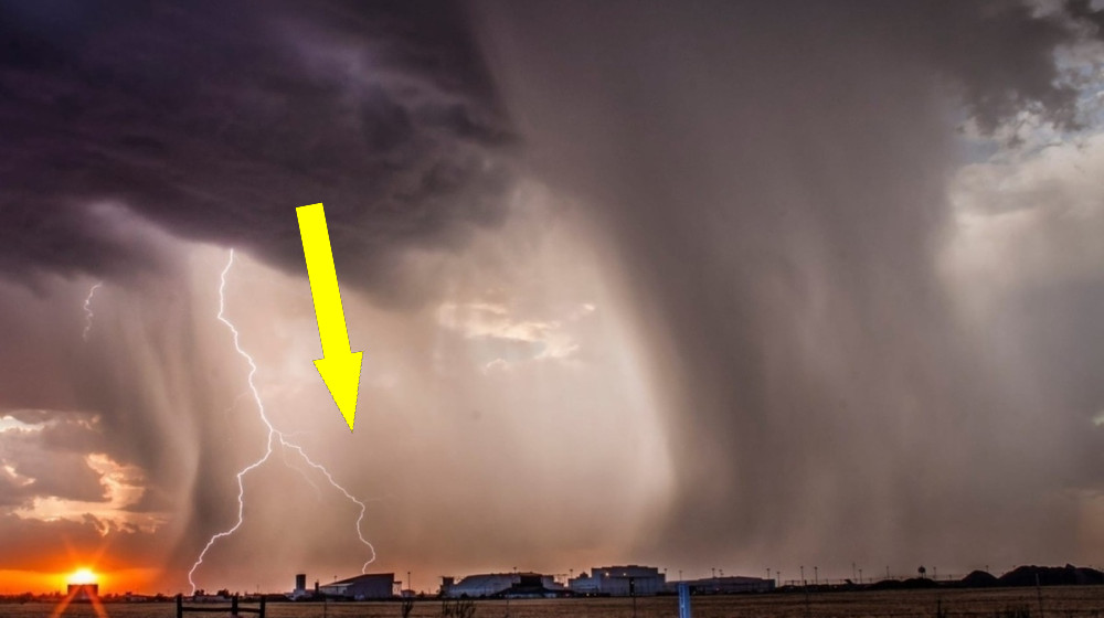  Watch Hurricane Erin reach Category 5 strength in a blaze of lightning 