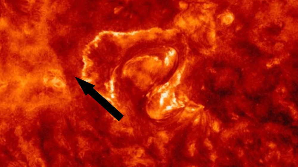  Gigantic 'letter S' spotted on the sun just before a 'dark eruption' hurls a fiery shadow at Earth 