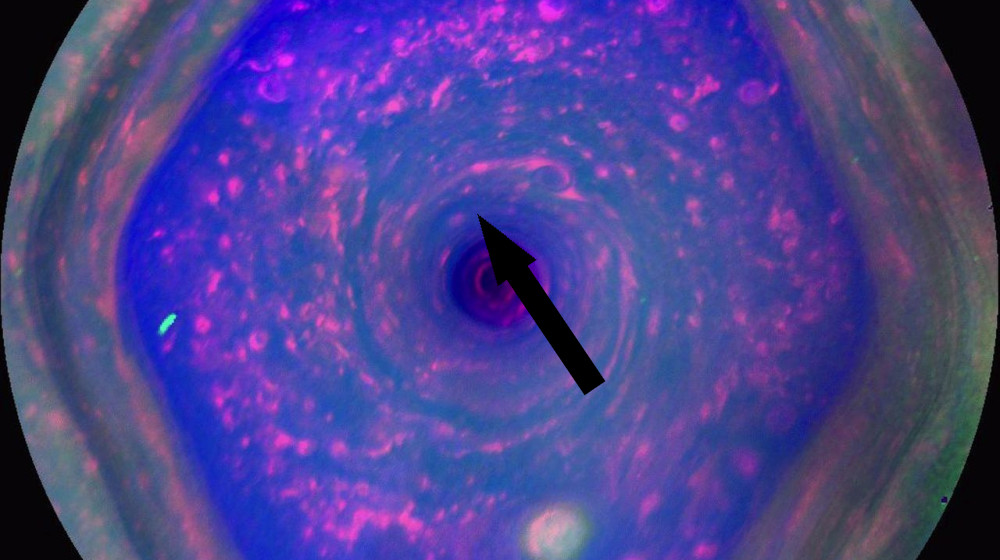 Необъяснимые темные образования в атмосфере Сатурна поражают ученых