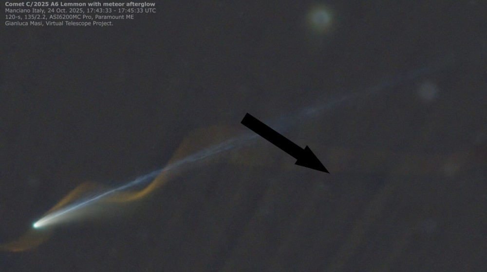  'Miracle' photo captures Comet Lemmon and meteor seemingly entwined over Earth 