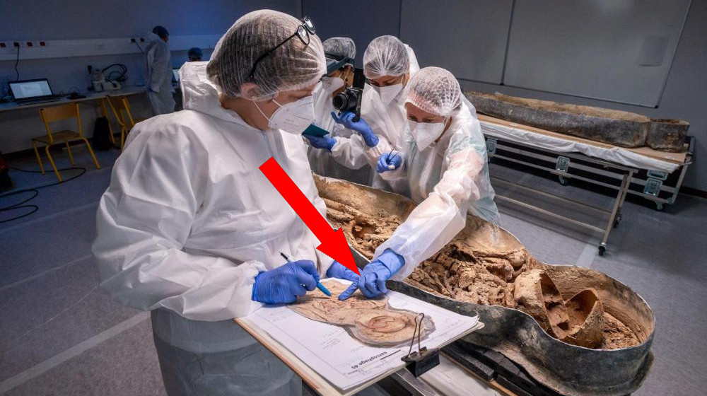 Раскрыта тайна загадочного всадника собора Парижской Богоматери