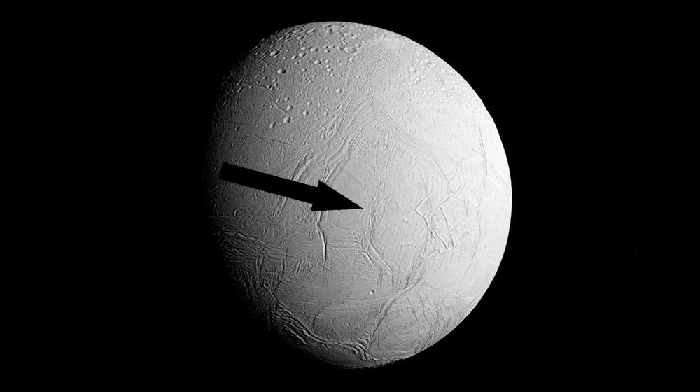 На спутнике Сатурна Энцеладе обнаружено таинственное исчезающее пятно
