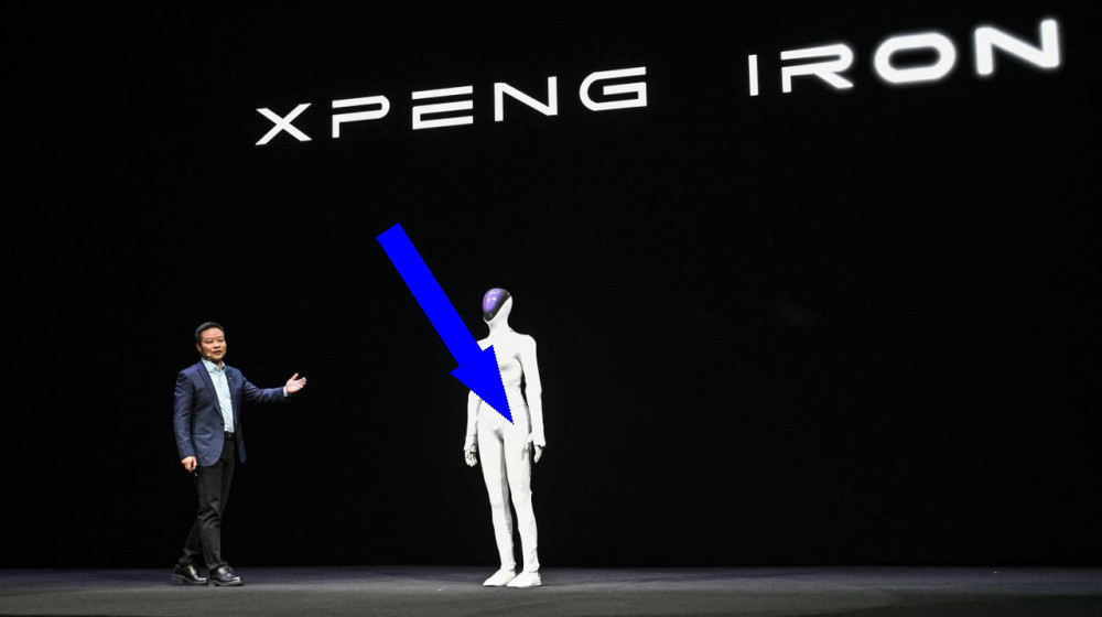 Китайский робот IRON поражает своей подвижностью и вызывает сомнения — человек внутри ли?