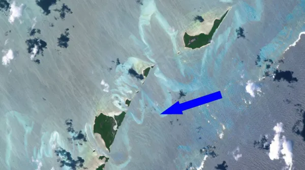 Подводные песчаные banka сияют как небесные авроры в глазах космонавта над Багамами