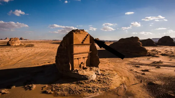 Загадочный древний озерный комплекс с загадочными кругами посреди саудовской пустыни скрывается у подножия горы-горба верблюда