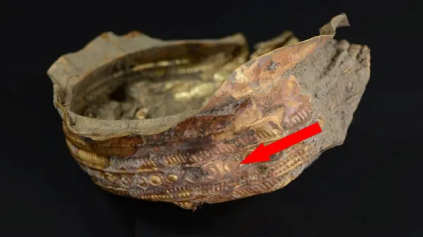  Caergwrle Bowl: A 3,300-year-old stone-and-tin bowl with gold oars and 'protective eyes' 