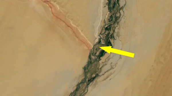  Gemstone-filled river and striped mountain ridge form massive 'Y' in China's revitalized desert — Earth from space 