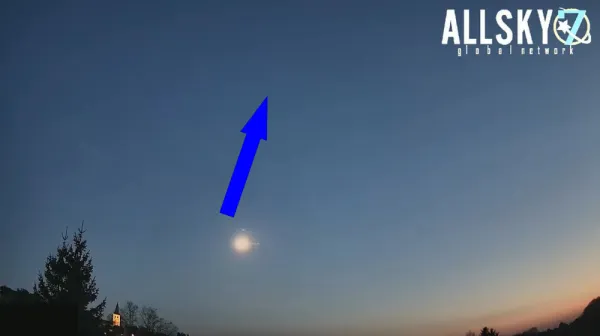 Метеорит повреждает немецкий дом после яркого взрыва в небе Европы