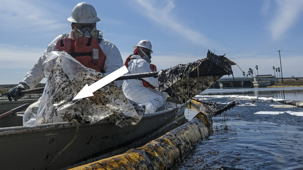  Oil spills from Iran war may contaminate water and food supply and threaten protected wildlife refuge 