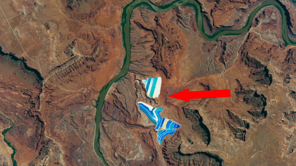  Bright-blue 'potash ponds' shine alongside a dark-green river in Utah — Earth from space 
