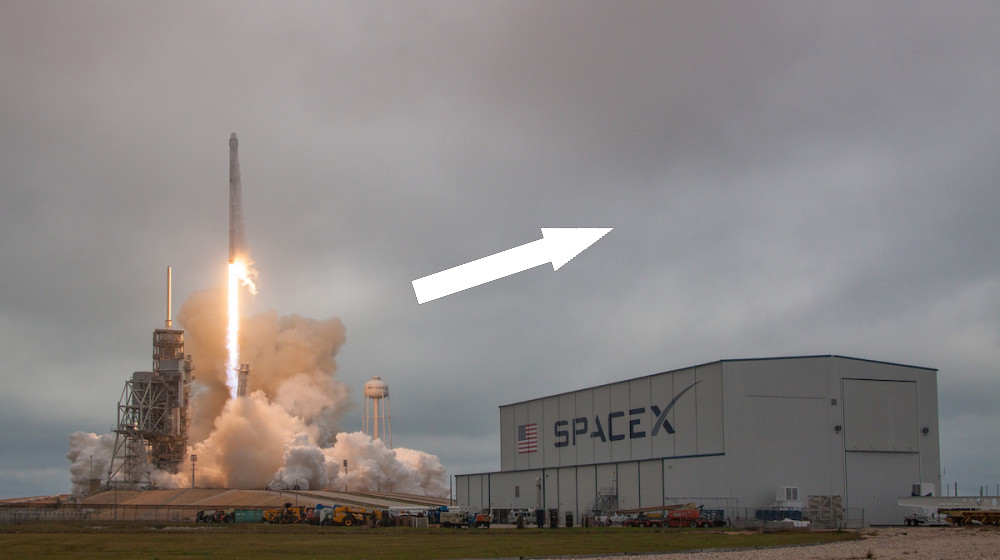 Почему астронавтов размещают внутри Falcon ещё ДО заправки ракеты